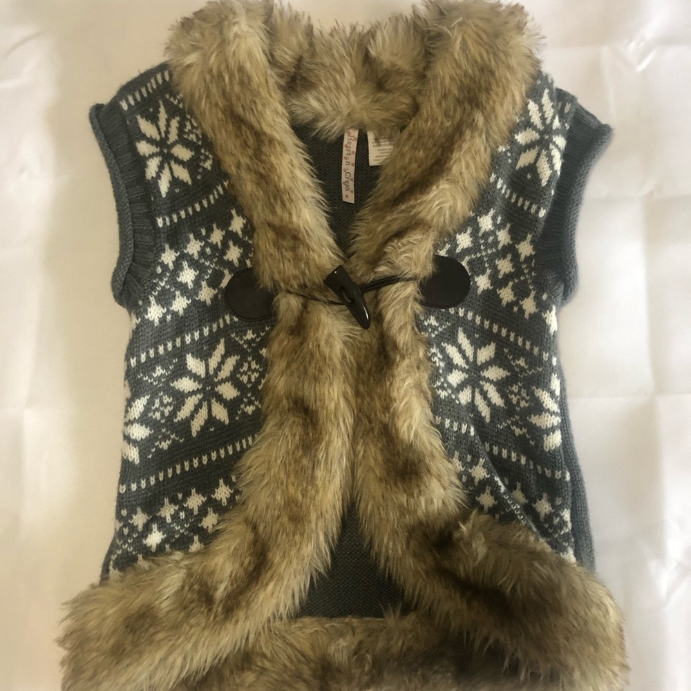Sweater vest trimmed with faux fur